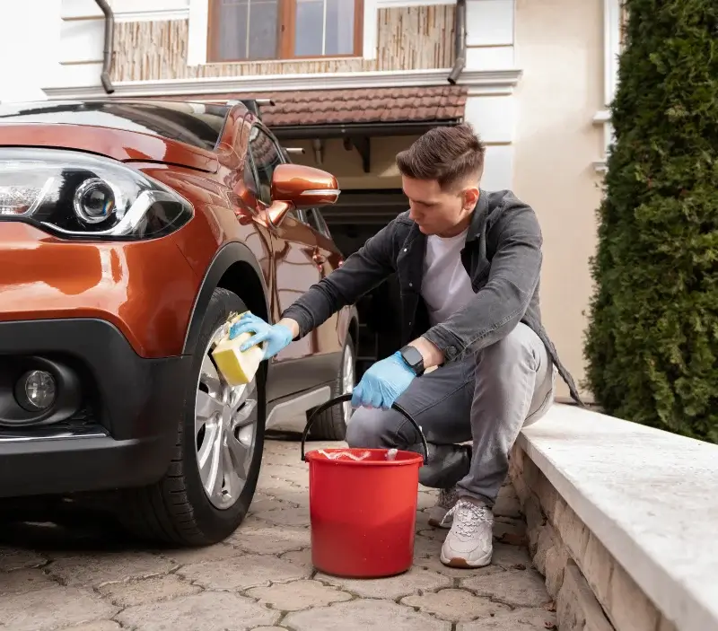 Lavage auto à domicile Samois-sur-Seine : professionnel intervenant sur un véhicule